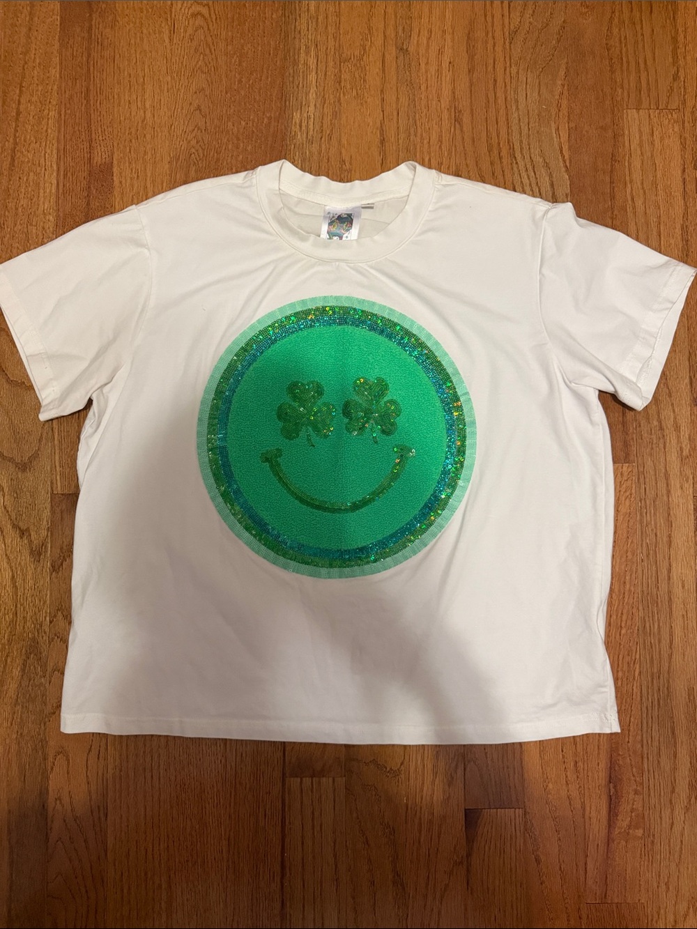 QUEEN OF SPARKLES White Tee with Green Shamrock Smile Graphic
